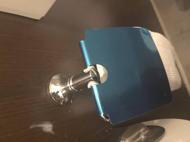 회사 화장실 휴지커버 교체 했네