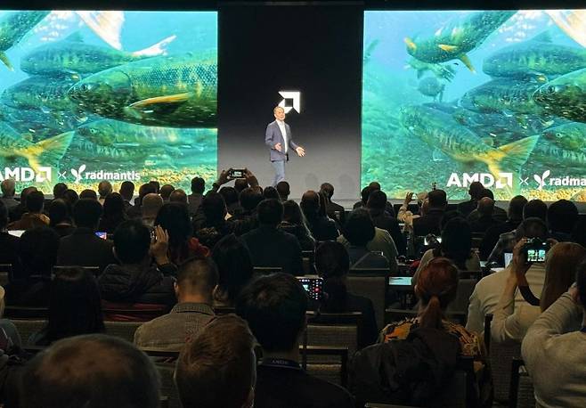 AMD가 6일(현지시간) 미 라스베이거스 만델레이베이 컨벤션 센터에서 열린 세계 최대 가전·정보기술(IT) 전시회 'CES 2025' 미디어 데이 행사에서 인공지능(AI) PC용 프로세서 '라이젠 AI 맥스'와 '라이젠 9000 시리즈' 등을 소개하고 있다. 연합뉴스