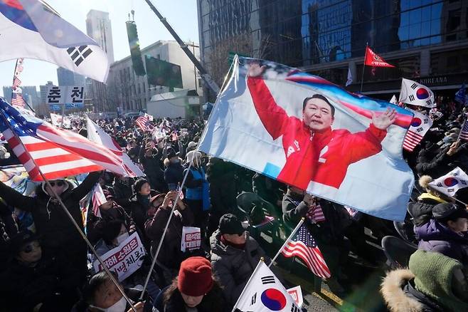 지난 4일 서울 광화문 인근에서 열린 내란죄 피의자 윤석열 대통령 지지 집회. AP 연합뉴스