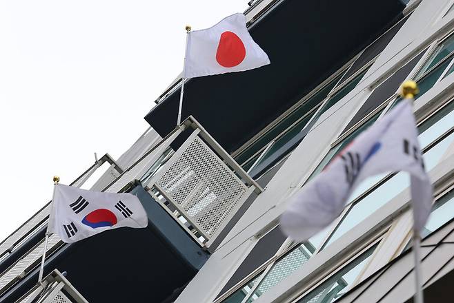 2023년 3월1일 오후 이아무개 목사가 거주하는 세종시 한 아파트 베란다 국기게양대에 일장기가 걸려 있다. 연합뉴스