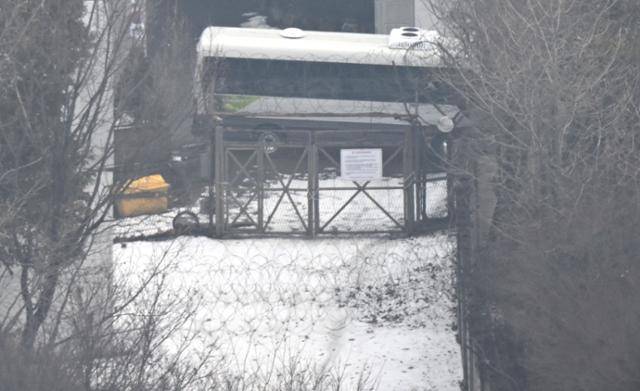 윤석열 대통령 체포영장 기한인 6일 서울 용산구 한남동 관저 출입구에 철조망이 둘려 있다. 지난 3일 체포영장을 집행한 고위공직자범죄수사처는 경호처와 5시간 대치 끝에 철수했다. 강예진 기자