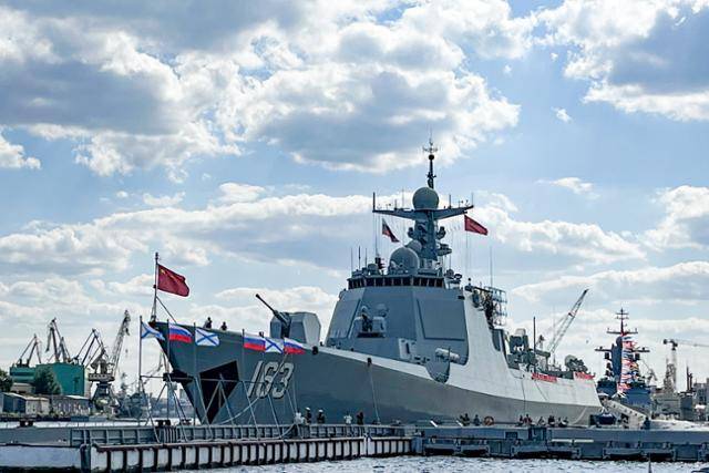 지난해 6월 러시아 네바강에 정박해 있는 중국 해군의 052D형 유도미사일 구축함 자오쭤함의 모습. 상트페테르부르크=타스 연합뉴스