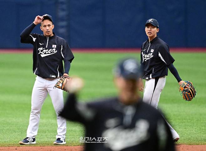 2023년 3월, WBC 한국 야구대표팀의 국내(고척 스카이돔) 훈련에서 토미 현수 에드먼과 김혜성과 수비 훈련하고 있다. IS포토