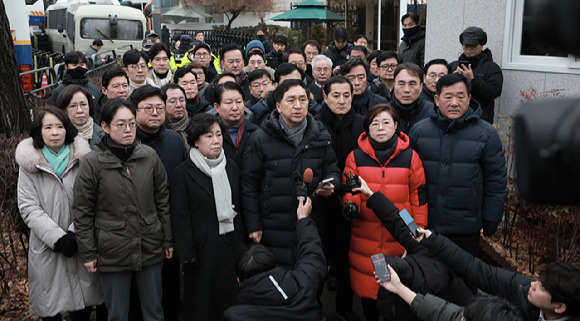 국민의힘 김기현 의원을 비롯한 소속 의원들이 지난 6일 서울 용산구 대통령 관저 앞에 모인 취재진에게 입장을 밝히고 있다. 2025.1.6 [공동취재] [사진=연합뉴스]