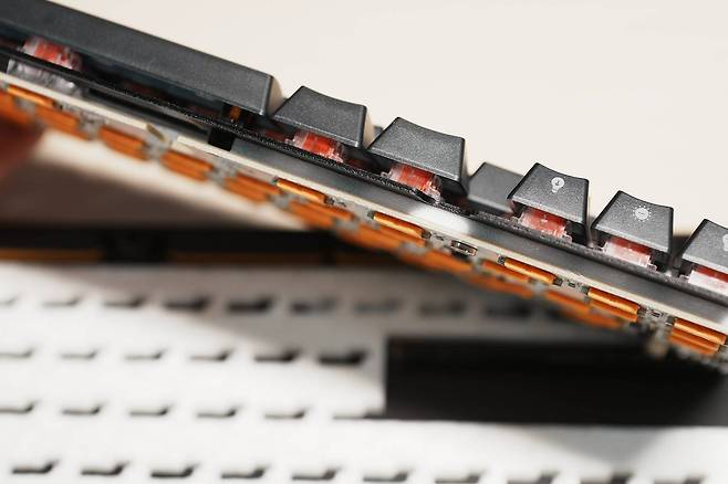 충격 완화 장치(개스킷)와 흡음재를 아낌없이 썼다 / 출처=IT동아