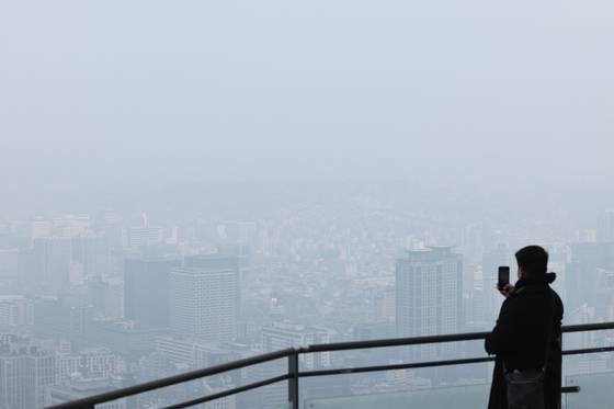 서울 지역 미세먼지 농도가 '한때 나쁨'을 기록한 6일 오전 서울 중구 남산에서 바라본 서울 도심이 뿌옇게 흐린 상태를 나타내고 있다. 뉴스1