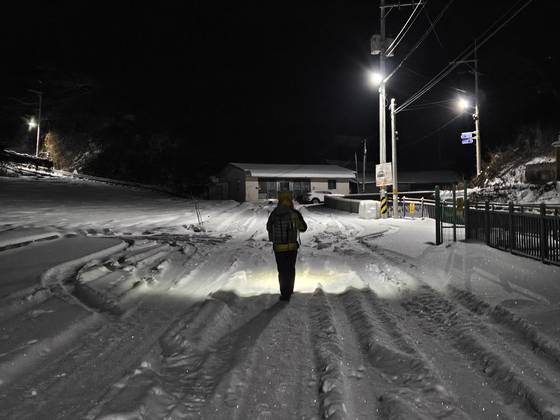 운교리 먹골 입구에서 산행을 시작한다. 가로등 아래 쌓인 눈이 반짝반짝 빛난다.