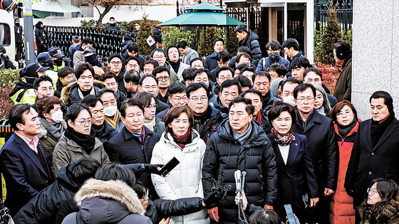 김기현, 나경원 의원 등 국민의힘 의원들이 6일 오후 서울 용산구 대통령 관저 앞에서 입장 발표를 하고 있다. 김경록 기자