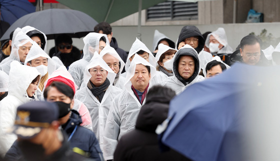 윤석열 대통령의 체포영장 유효기간 만료일인 6일 오전 서울 용산구 한남동 대통령 관저 앞에 국민의힘 의원들이 대기하고 있다. 김경록 기자