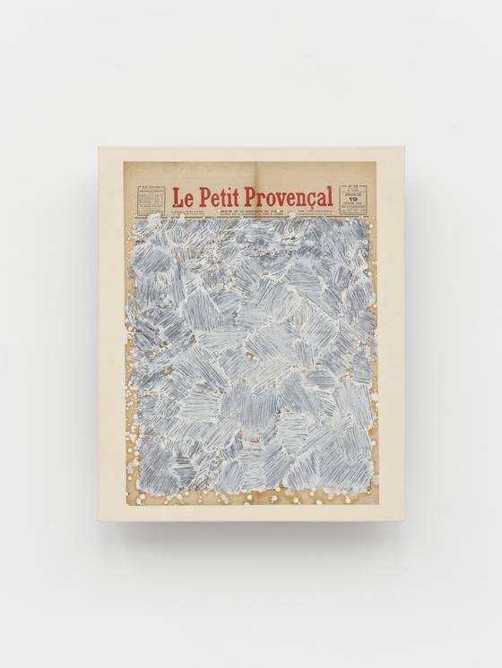 박서보, 묘법(Ecriture) No221115, 2022. 연필과 유채, 캔버스에 '르 프티 프로방살'(1939년 2월 19일자) 지면, 65.2x53.2㎝. 사진 박서보재단