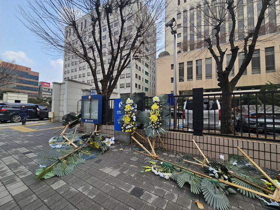 6일 오후 서울서부지법 앞에 윤석열 대통령 지지자가 보낸 근조화환이 방치돼 있다. 이영근 기자