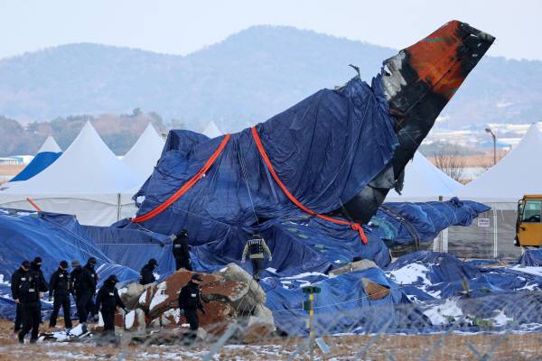 제주항공 여객기 참사 열흘째인 7일 전남 무안군 무안국제공항에서 항공철도사고조사위원회 관계자와 경찰특공대원이 사고 현장을 살피고 있다.연합뉴스