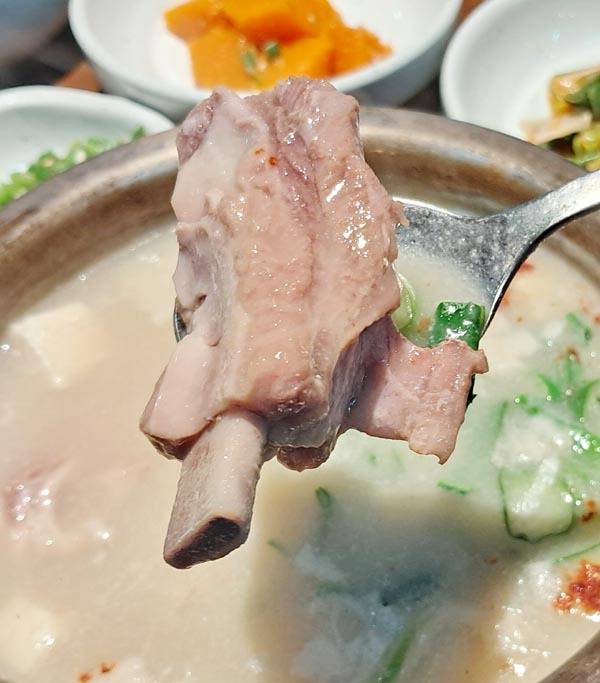 접짝뼈는 ‘접으면 짝 붙는 뼈’란 의미로, 돼지의 앞다리 사이 갈비 1~3번 부위를 이른다. 양이 적게 나오기 때문에 귀한 식재료다.