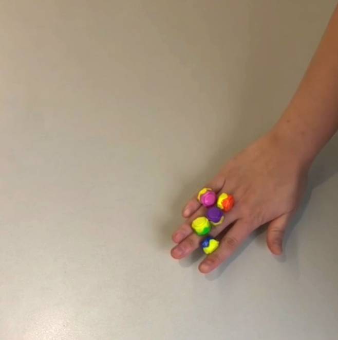 The final stage of a five-level gonggi game.  (Choi Jae-hee / The Korea Herald)