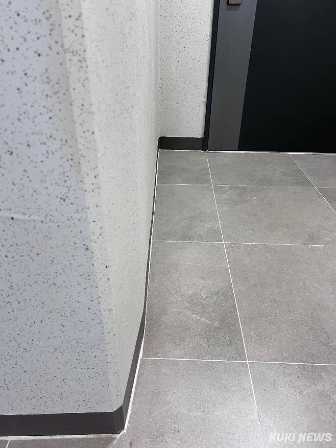 &nbsp;3월 입주를 앞둔 서울 광진구 자양동 ‘롯데캐슬 이스트폴’ 사전점검 당시 발견된 하자.&nbsp; &nbsp;독자 제공