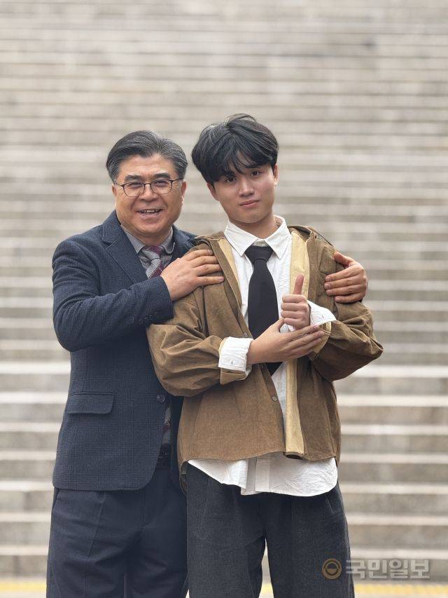 TV조선 대학가요제 우승자 이재엽(오른쪽)씨와 박삼섭 대전 복있는교회 목사가 6일 충남 천안 백석대에서 포즈를 취하고 있다.