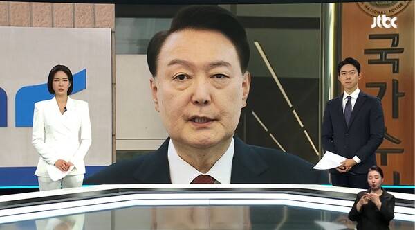 ▲한민용 최재원 JTBC 앵커들이 6일 저녁 뉴스룸 새코너 뉴스룸클로징에서 본인의 체포영장이 무산된 윤석열 대통령을 두고 스스로 예외가 됐다며 영장을 무용지물로 만든 건 신념도 법치도 아니다라고 비판하고 있다. 사진=JTBC 뉴스룸 영상 갈무리