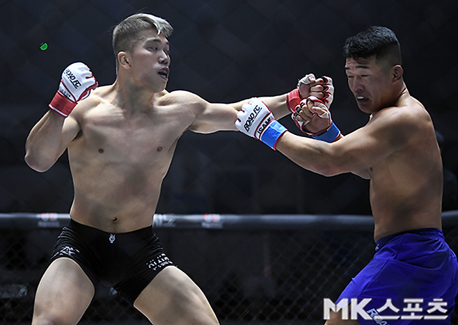 임동환(왼쪽)이 로드FC 미들급 잠정 챔피언 결정전에서 라인재를 공격하고 있다. 사진=천정환 기자