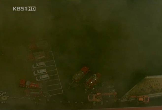 사고 당시 검은 연기가 자욱하게 피어오르고 있다./사진=KBS 캡처