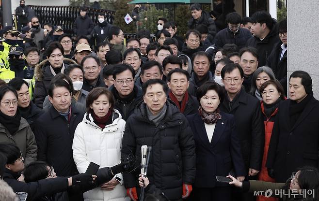 [서울=뉴시스] 정병혁 기자 = 김기현 국민의힘 의원을 비롯한 소속 의원들이 6일 서울 용산구 대통령 관저 앞에 모인 취재진에게 입장을 밝히고 있다. 2024.01.06. jhope@newsis.com /사진=정병혁