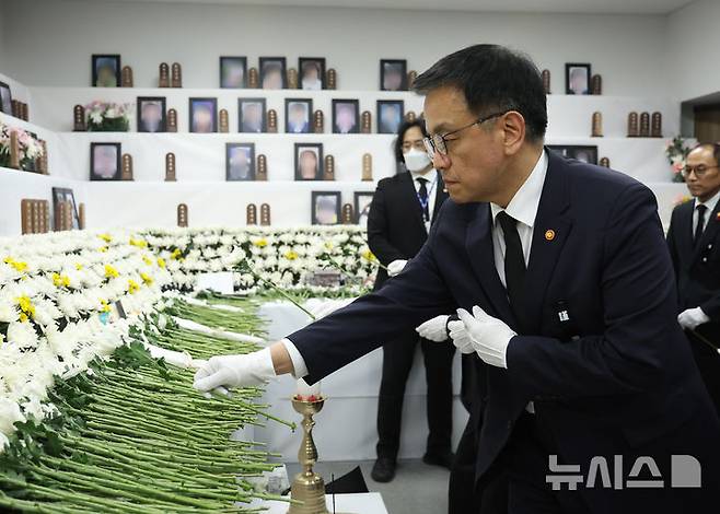 [무안=뉴시스] 조수정 기자 = 최상목 대통령 권한대행 부총리 겸 기획재정부 장관이 2일 전남 무안국제공항에 마련된 제주항공 여객기 참사 희생자 합동분향소를 찾아 헌화하고 있다. 2025.01.02. chocrystal@newsis.com