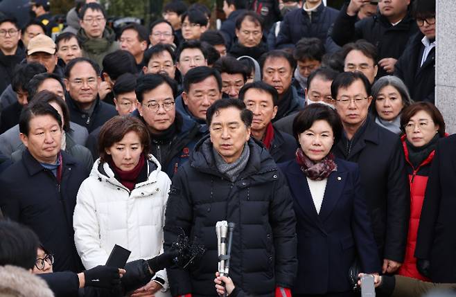 국민의힘 김기현 의원을 비롯한 의원들이 6일 오후 서울 용산구 대통령 관저 앞에서 입장발표를 하고 있다. 연합뉴스