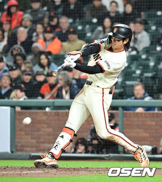 [OSEN=오라클 파크(미국 샌프란시스코), 지형준 기자] 9일(이하 한국시간) 미국 캘리포니아주 샌프란시스코 오라클 파크에서 2024 메이저리그 샌프란시스코 자이언츠와 워싱턴 내셔널스의 경기가 열렸다.올 시즌 샌프란시스코와 6년 1억1300만 달러(약 1530억원)에 계약한 이정후는 10경기 타율 2할5리(39타수 8안타) 1홈런 4타점 3득점 OPS .549를 기록중이다. 데뷔 첫 6경기에서 7안타 1홈런을 몰아쳤지만 이후 4경기에서는 1안타를 기록하는데 그쳤다. 하지만 지난 8일 경기에서 첫 타석부터 안타를 때려내며 3경기 연속 무안타에서 탈출했다. 이날 경기에서는 반등을 노린다.&nbsp;7회말 2사 1루 이정후가 내야땅볼 타구를 날리고 있다. 2024.04.09 /jpnews@osen.co.kr