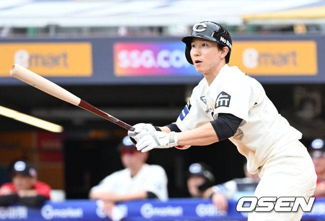 [OSEN=인천, 김성락 기자] 28일 오후 인천 미추홀구 SSG랜더스필드에서 ‘2024 신한은행 SOL Bank KBO리그’ SSG 랜더스와 두산 베어스의 경기가 열렸다. 4회말 1사 1, 3루 SSG 박성한이 선취 1타점 적시타를 날리고 있다. 2024.07.28 / ksl0919@osen.co.kr