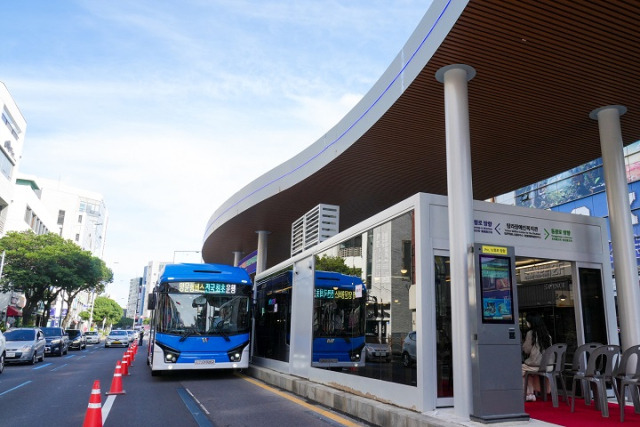 ▲제주 간선급행버스체계(BRT) 고급화 사업인 섬식 정류장.ⓒ제주도