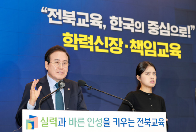 ▲7일 전북교육청에서 2025 신년 기자회견을 갖고 있는 서거석 교육감(사진 왼쪽) ⓒ전북교육청