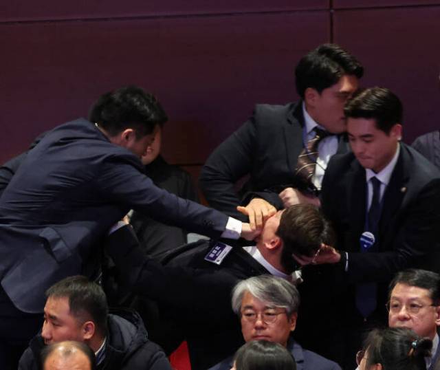 ▲강성희 진보당 의원이 18일 전북특별자치도 출범식 행사장에서 경호원들에게 끌려 나가고 있다.ⓒ 연합뉴스