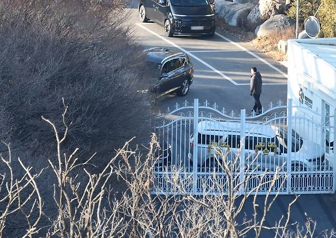 고위공직자범죄수사처가 윤석열 대통령 체포영장 집행에 나선 지난 3일 서울 용산구 한남동 대통령 관저 경내에서 대통령경호처 인원들이 철문 앞을 차량으로 막고 있다. 연합뉴스