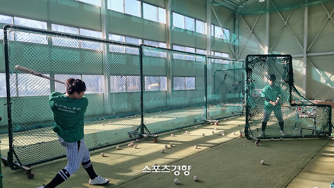성균관대 야구부 주장 조영준이 지난 연말 실내 연습장에서 타격 훈련을 하고 있다. 수원|배재흥 기자