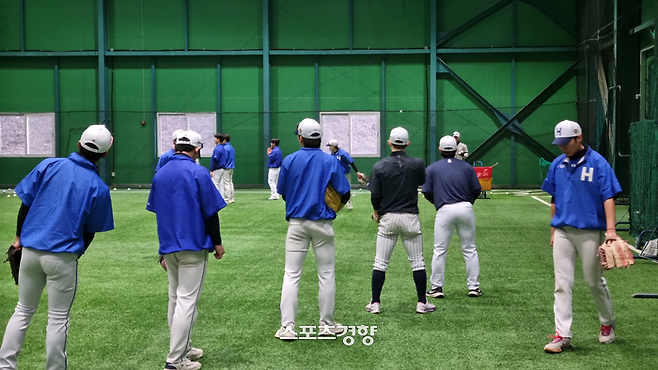 한일장신대 야구부 선수들이 지난 연말 충북 보은의 연습 시설에서 훈련하고 있다. 보은|배재흥 기자