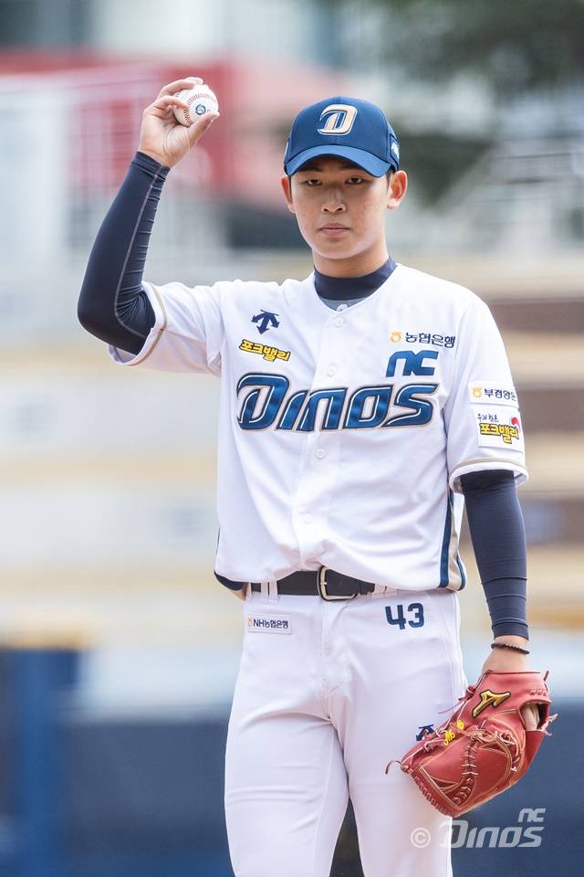 ▲ 신영우는 2023 KBO 신인 드래프트에서 1라운드 전체 4순위로 NC에 지명을 받았던 선수다. 신영우에 앞서 호명된 선수는 전체 1순위 김서현(한화), 2순위 윤영철(KIA), 3순위 김민석(두산) 등 쟁쟁한 유망주들이 있다.&nbsp; ⓒNC 다이노스