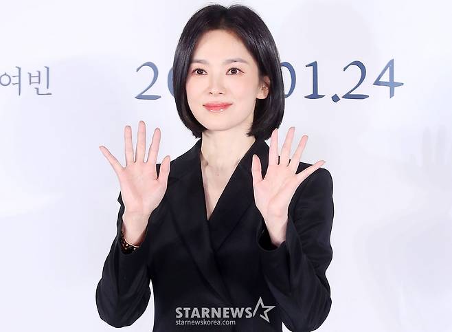 배우 송혜교가 16일 오전 서울 용산구 아이파크몰 CGV에서 진행된 영화 '검은 수녀들' 제작보고회에 참석해 포즈를 취하고 있다.  '검은 수녀들'은 '검은 사제들'의 두 번째 이야기로 강력한 악령에 사로잡힌 소년을 구하기 위해 금지된 의식에 나서는 사람들의 이야기를 그린 영화다. 내년 1월 24일 개봉. 2024.12.16 /사진=김창현 chmt@