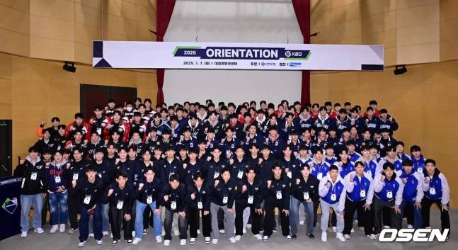 KBO 2025 신인들이 7일 대전 컨벤션센터에서 열린 2025 KBO 신인 오리엔테이션에서 단체 사진을 찍고 있다.