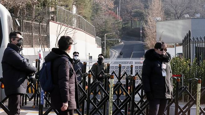 대통령경호처 직원들이 용산구 한남동 대통령 관저 입구에서 경계 근무를 서고 있다.[사진｜뉴시스]&nbsp;