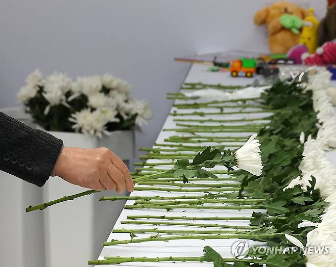계속되는 여객기 참사 추모 (무안=연합뉴스) 손형주 기자 = 지난 6일 오후 광주시 전일빌딩245에 마련된 제주항공 여객기 합동분향소에 국화꽃과 인형, 장난감 등이 놓여 있다.  2025.1.7 handbrother@yna.co.kr