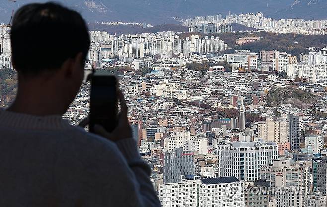 서울 시내 주택과 아파트 단지 (서울=연합뉴스) 김성민 기자 = 사진은 18일 오후 서울 중구 남산에서 바라본 서울 시내 주택과 아파트 단지의 모습. 2024.11.18 ksm7976@yna.co.kr