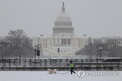 눈에 덮인 미 워싱턴DC의 연방의회 의사당 [워싱턴 AFP=연합뉴스.재판매 및 DB금지]