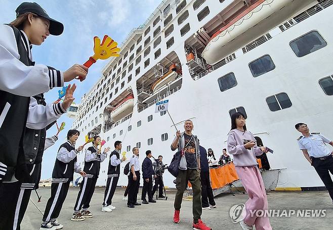 크루즈 타고 제주 온 중국인 관광객 [연합뉴스 자료사진]