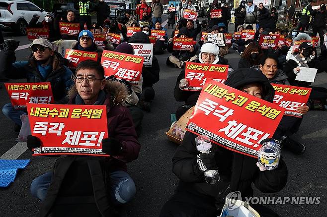 대통령 체포 목소리 내는 진보단체 (서울=연합뉴스) 윤동진 기자 = 7일 오후 서울 한남동 대통령 관저 인근에서 윤석열 대통령 체포를 촉구하는 집회가 열리고 있다. 2025.1.7 mon@yna.co.kr