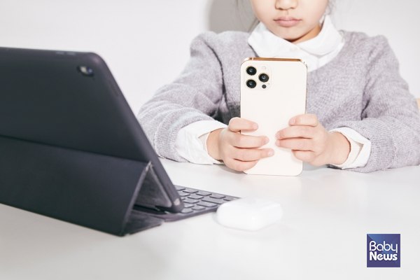 AI디지털교과서중단공동대책위 등 시민사회단체가 AI디지털교과서 도입 즉시 중단과 이주호 교육부 장관의 사퇴를 촉구했다.&nbsp;ⓒ베이비뉴스