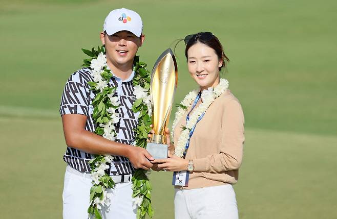김시우가 2023년 소니오픈에서 우승한 뒤 아내 오지현과 함께 트로피를 들어 올리고 있다. (사진=AFPBBNews)