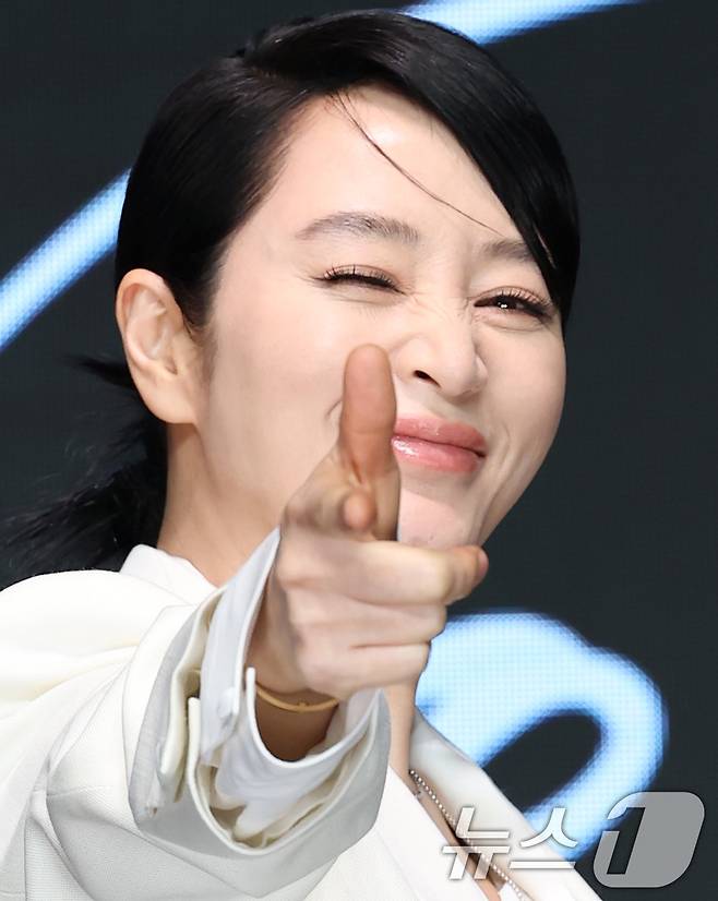 배우 김혜수가 8일 서울 영등포구 콘래드호텔에서 열린 디즈니+(플러스) 새 오리지널 시리즈 '트리거’ 제작발표회에 참석해 포즈를 취하고 있다. ⓒ News1 권현진 기자