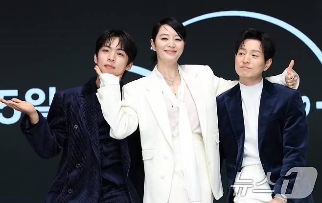 배우 주종혁(왼쪽부터)과 김혜수, 정성일이 8일 서울 영등포구 콘래드호텔에서 열린 디즈니+(플러스) 새 오리지널 시리즈 '트리거’ 제작발표회에 참석해 포즈를 취하고 있다.  ⓒ News1 권현진 기자