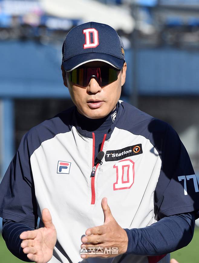 두산 이승엽 감독이 해설위원들과 이야기를 나누고 있다. 사진 | 박진업 기자 upandup@sportsseoul.com