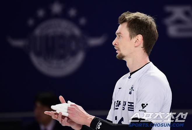 동료들 향해 박수를 보내는 막심.