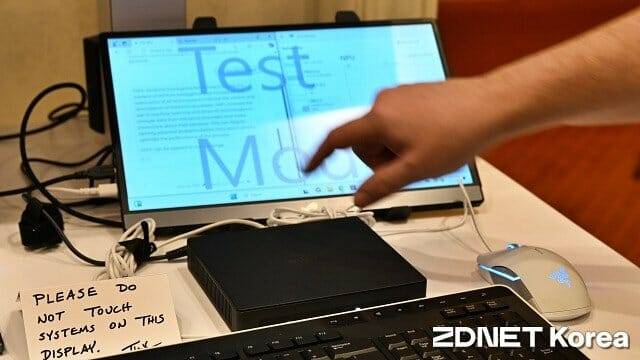 거대언어모델(LLM)을 구동중인 팬서레이크 탑재 노트북 개발 키트. NPU 작동 상태를 확인할 수 있다. (사진=지디넷코리아)